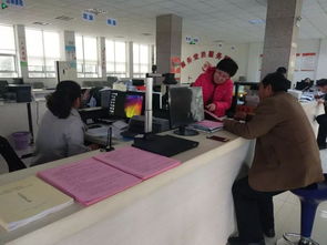 柳疃鎮(zhèn)開展12333全國統(tǒng)一咨詢?nèi)招麄骰顒樱瑸榇迕袼蜕先肆π畔⒆稍儭凹皶r雨”